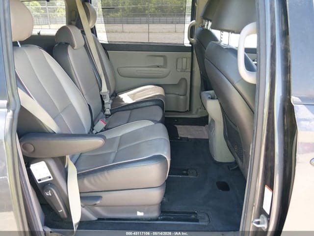 2017 KIA SEDONA LX 8