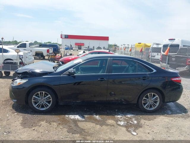 2017 TOYOTA CAMRY SE 14