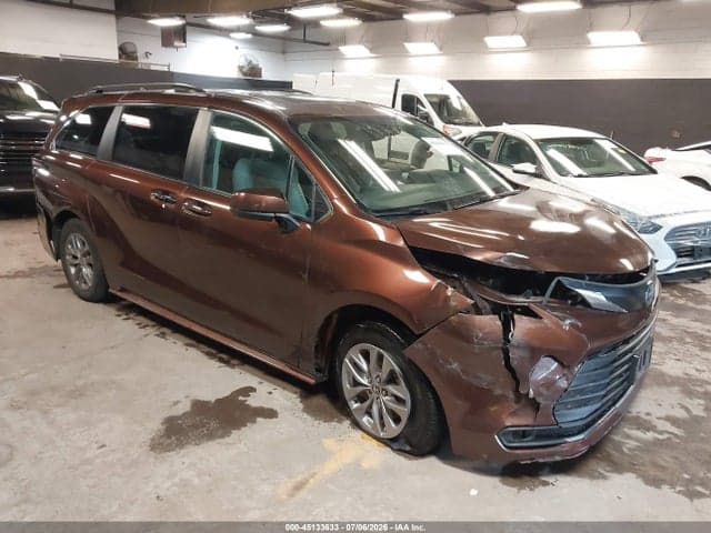2023 TOYOTA SIENNA XLE 1