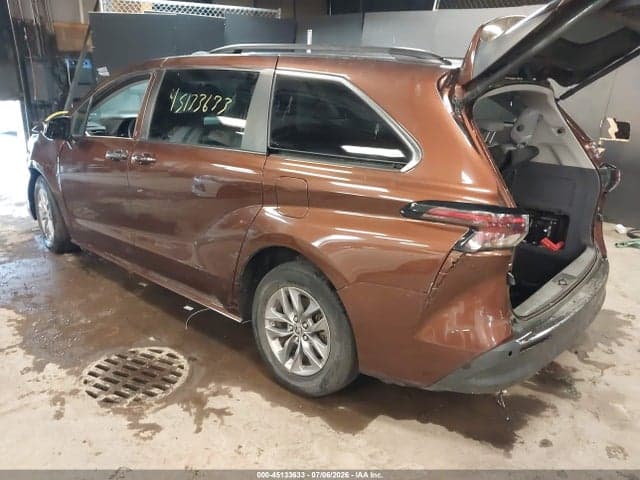 2023 TOYOTA SIENNA XLE 3