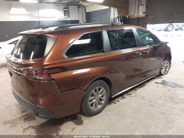 2023 TOYOTA SIENNA XLE 4