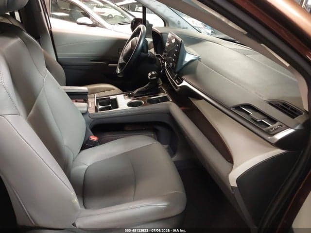 2023 TOYOTA SIENNA XLE 5