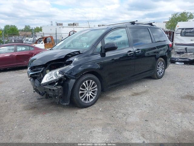 2020 TOYOTA SIENNA XLE 2