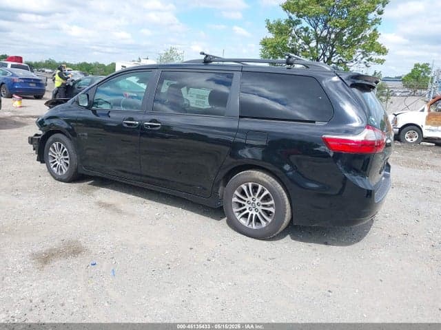 2020 TOYOTA SIENNA XLE 3