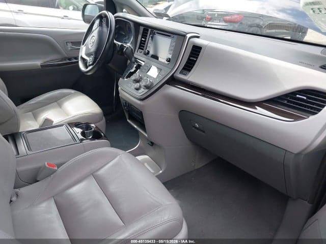 2020 TOYOTA SIENNA XLE 5