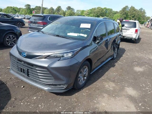 2025 TOYOTA SIENNA LE 2