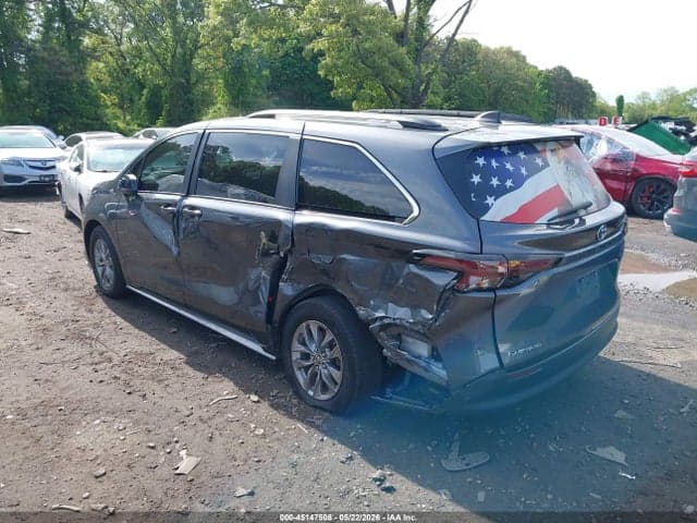 2025 TOYOTA SIENNA LE 3