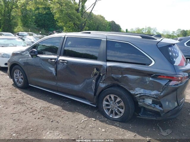 2025 TOYOTA SIENNA LE 6