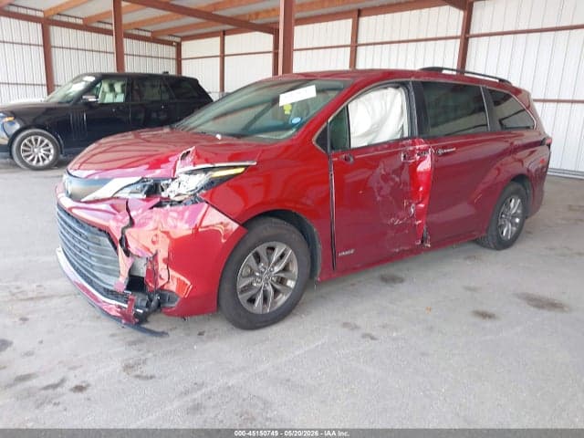 2021 TOYOTA SIENNA XLE 2