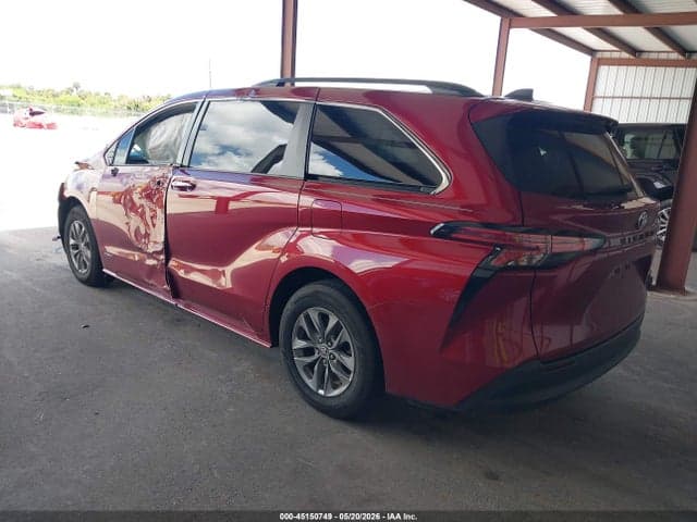 2021 TOYOTA SIENNA XLE 3