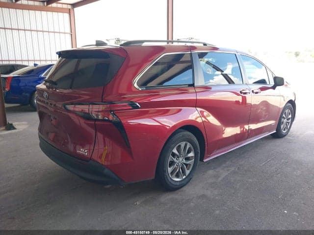 2021 TOYOTA SIENNA XLE 4