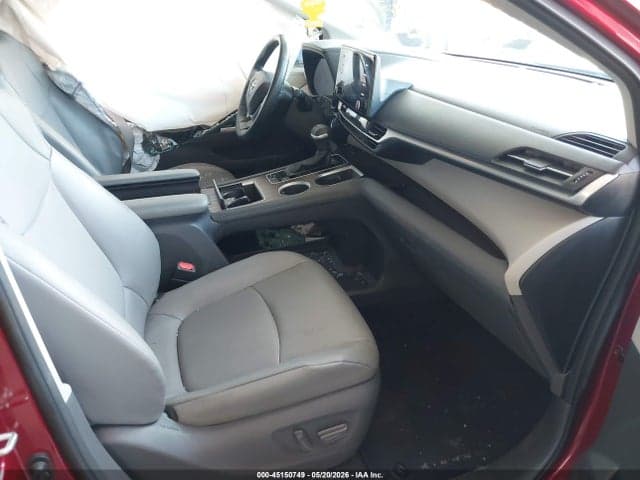 2021 TOYOTA SIENNA XLE 5