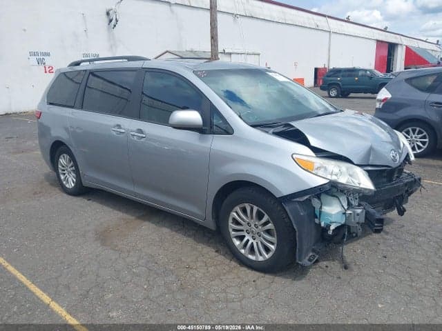 2017 TOYOTA SIENNA XLE 8 PASSENGER 1