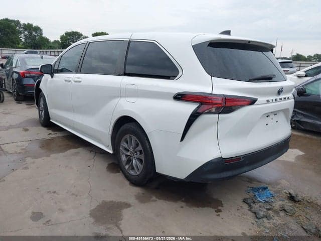 2022 TOYOTA SIENNA LE 3