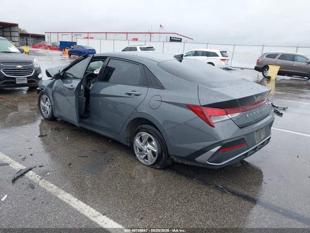 2024 HYUNDAI ELANTRA SE 3