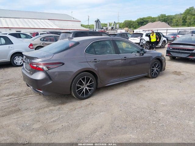 2021 TOYOTA CAMRY SE 4