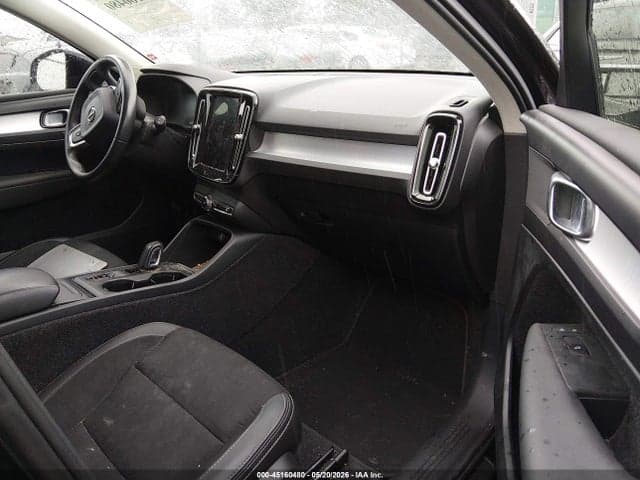 2020 VOLVO XC40 T5 MOMENTUM 5