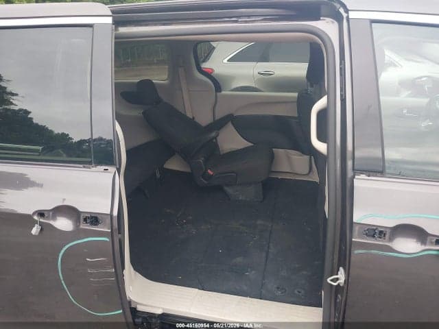 2023 CHRYSLER VOYAGER LX 8