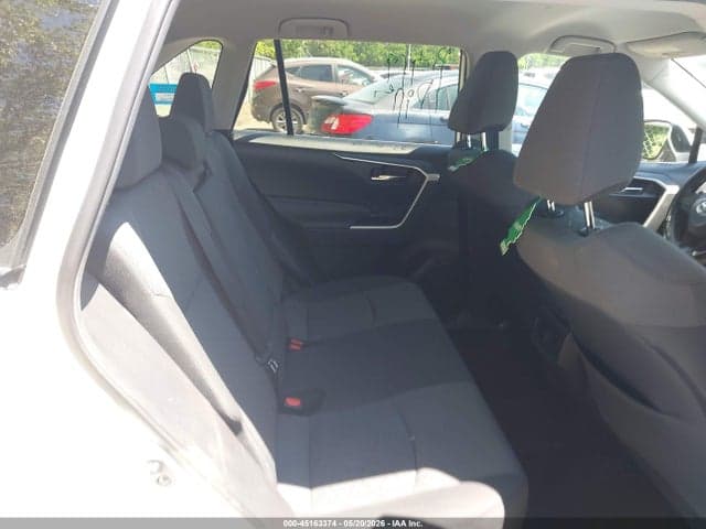 2020 TOYOTA RAV4 XLE 8