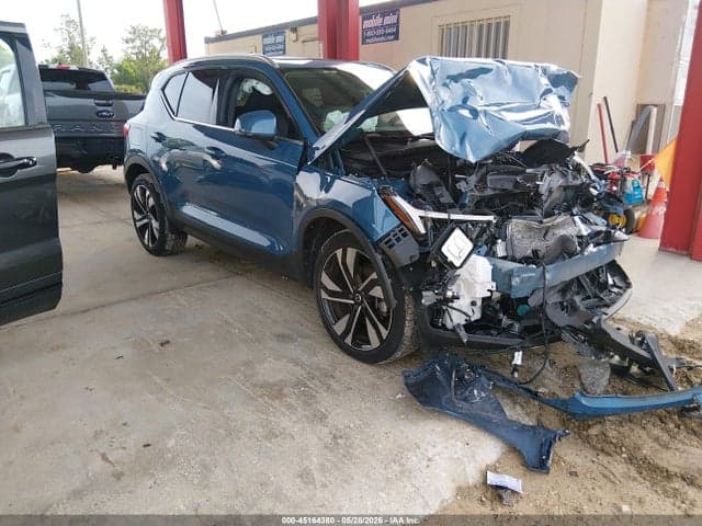 2023 VOLVO XC40 B5