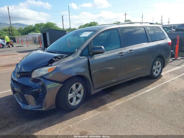2018 TOYOTA SIENNA LE 2