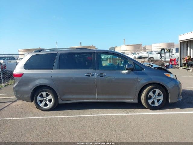 2018 TOYOTA SIENNA LE 13