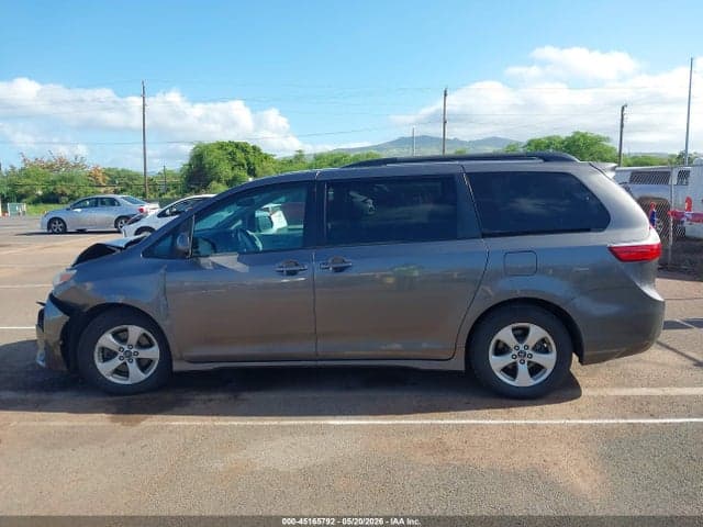 2018 TOYOTA SIENNA LE 14