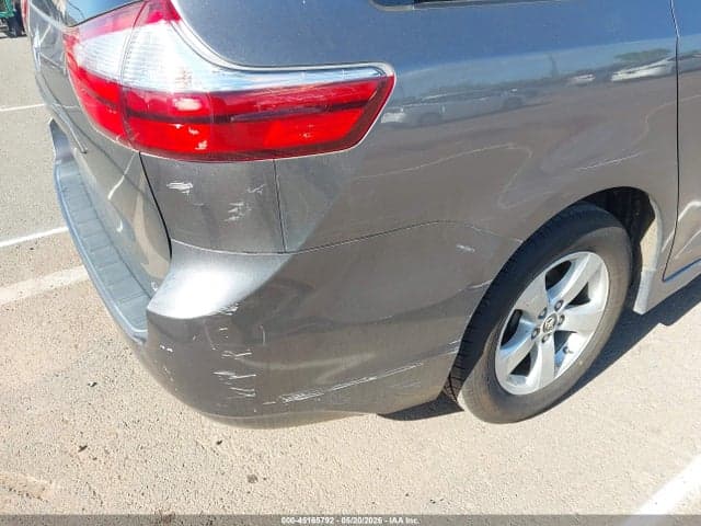 2018 TOYOTA SIENNA LE 17