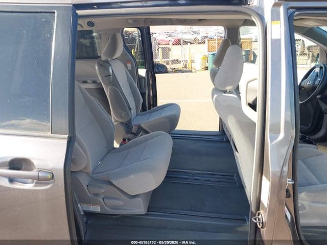 2018 TOYOTA SIENNA LE 8