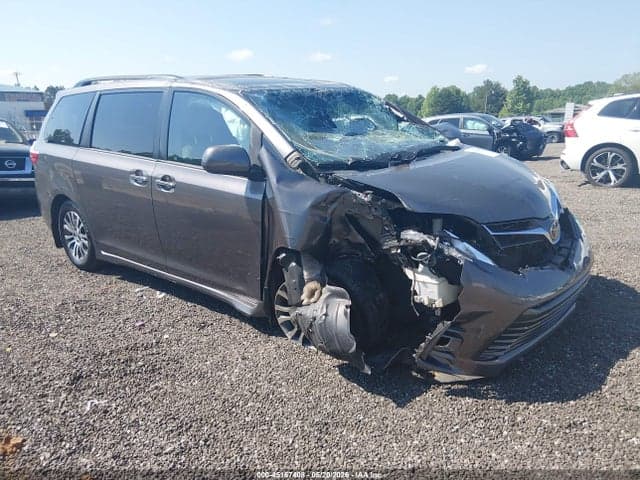 2019 TOYOTA SIENNA XLE 8 PASSENGER
