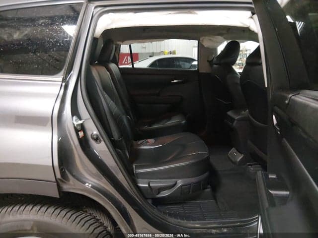 2021 TOYOTA HIGHLANDER XLE 8