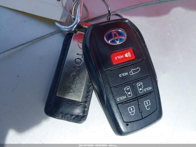 2024 TOYOTA SIENNA XLE 11