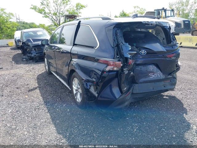 2024 TOYOTA SIENNA XLE 3