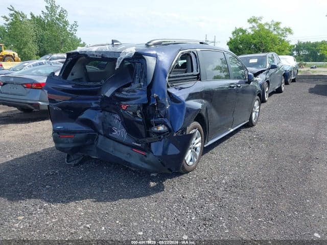 2024 TOYOTA SIENNA XLE 4
