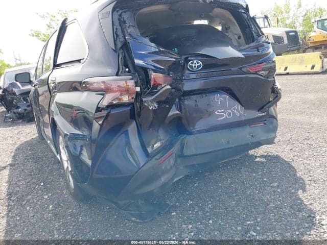 2024 TOYOTA SIENNA XLE 6