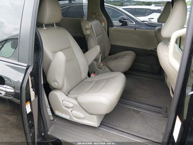 2020 TOYOTA SIENNA XLE 8