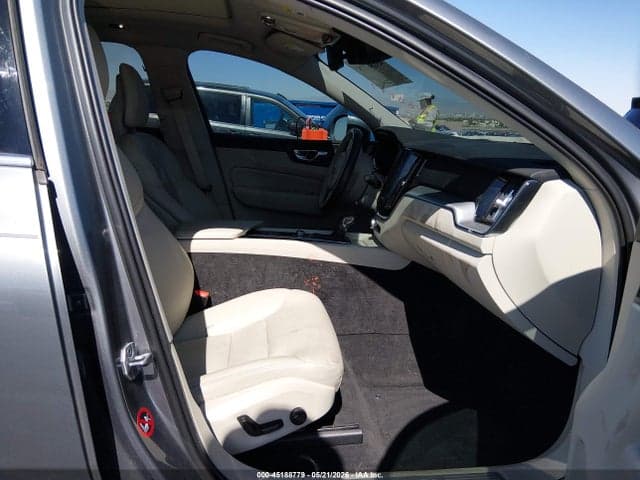 2018 VOLVO XC60 T6 MOMENTUM 5