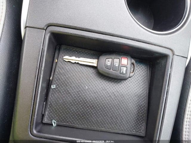 2017 TOYOTA CAMRY SE 12