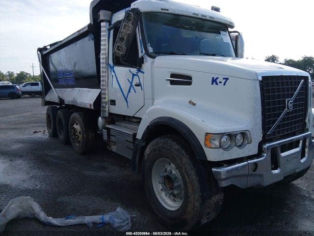 2020 VOLVO VHD - 1