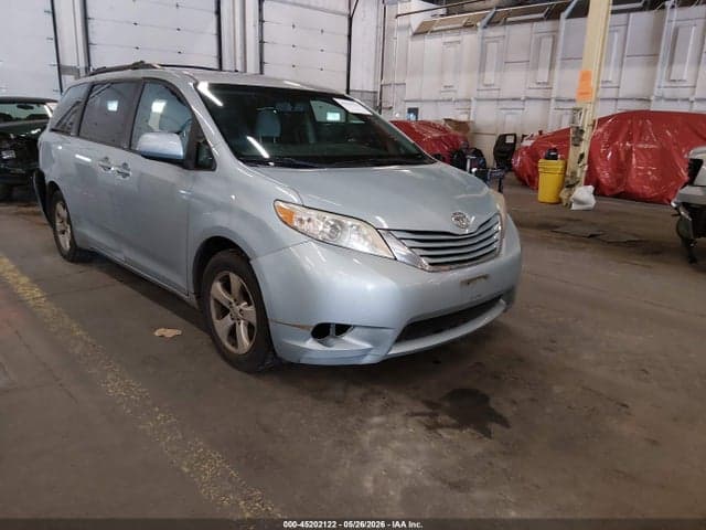 2017 TOYOTA SIENNA LE 8 PASSENGER 1
