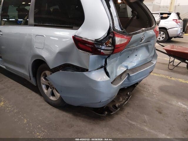 2017 TOYOTA SIENNA LE 8 PASSENGER 6