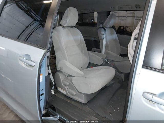 2017 TOYOTA SIENNA LE 8 PASSENGER 8