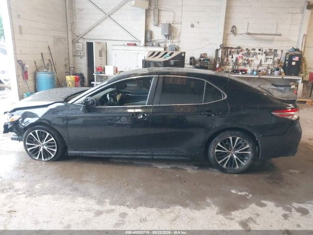 2018 TOYOTA CAMRY SE 14