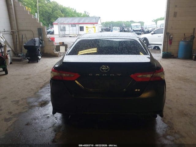 2018 TOYOTA CAMRY SE 16