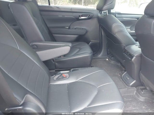 2021 TOYOTA HIGHLANDER XLE 8