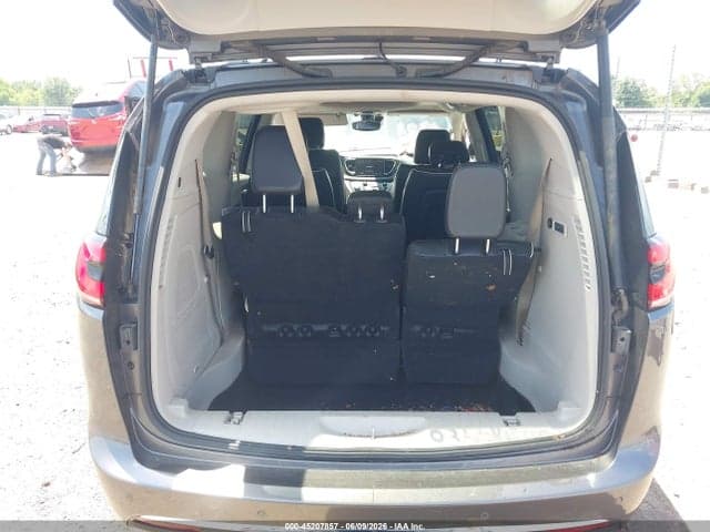 2022 CHRYSLER PACIFICA LIMITED 18
