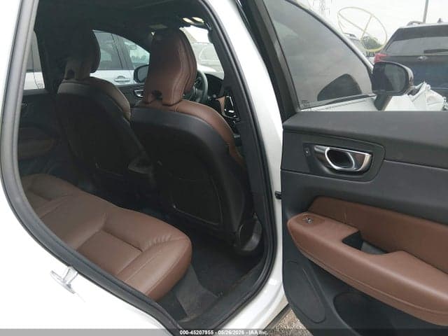 2025 VOLVO XC60 B5 PLUS 8