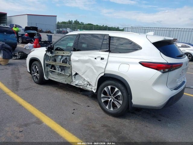 2021 TOYOTA HIGHLANDER XLE 3