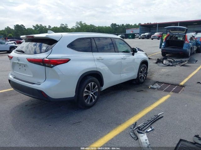 2021 TOYOTA HIGHLANDER XLE 4