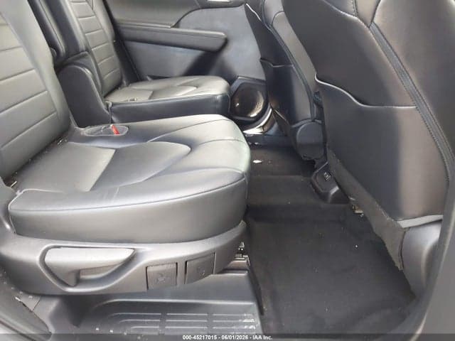 2021 TOYOTA HIGHLANDER XLE 8